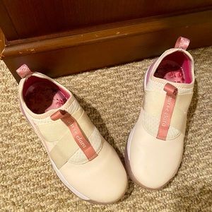 CLOVE: healthcare shoes/ sneakers